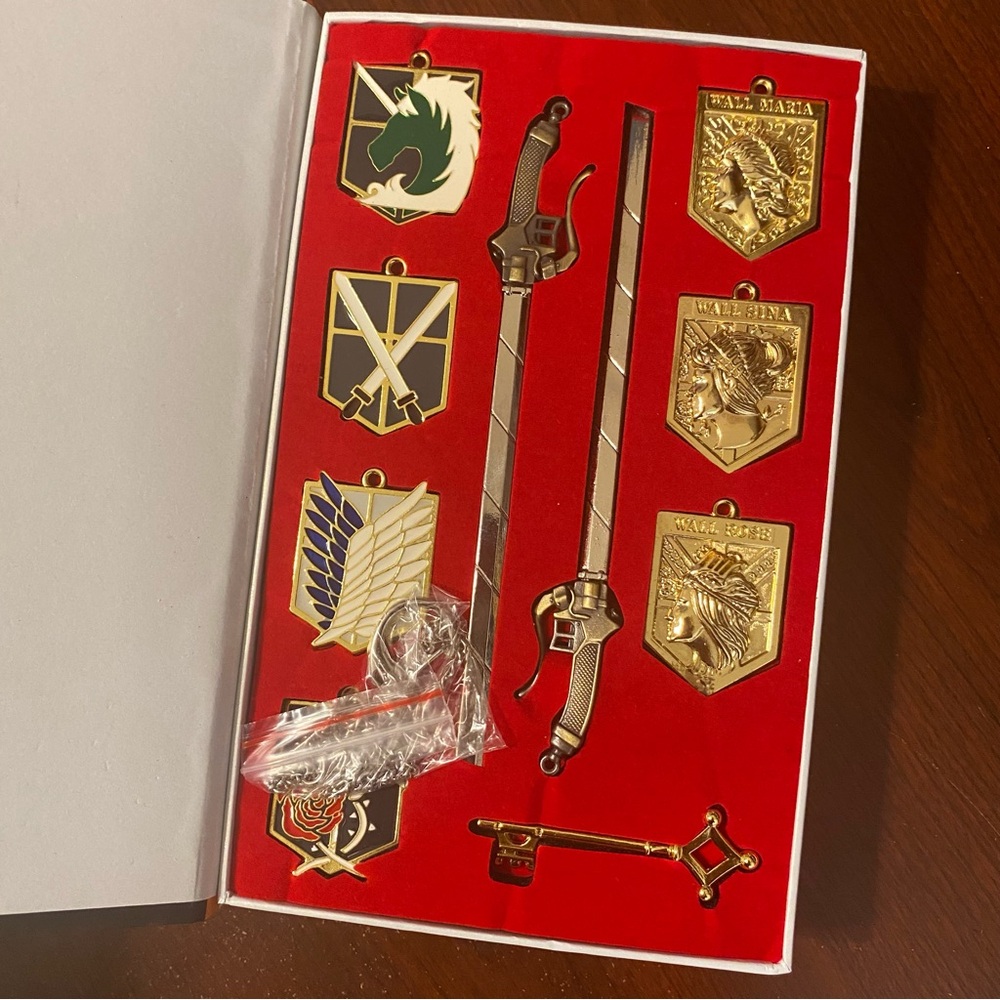 Attack on Titan Cosplay Keychain Necklace Trinket Anime Gift Box Set + Freebies